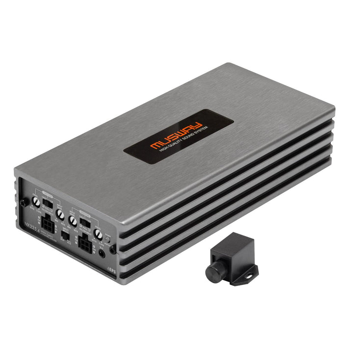 Un amplificador de audio para coche Musway NX225.4 rectangular de color plateado, con mandos y puertos, que se muestra junto a un pequeño accesorio negro con soporte de montaje.