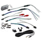 Sobre un fondo blanco se ven dispuestos mazos de cables para automóviles, conectores, tornillos, soportes, una pequeña cámara, un fusible, cables y un amplificador Musway NX225.4.