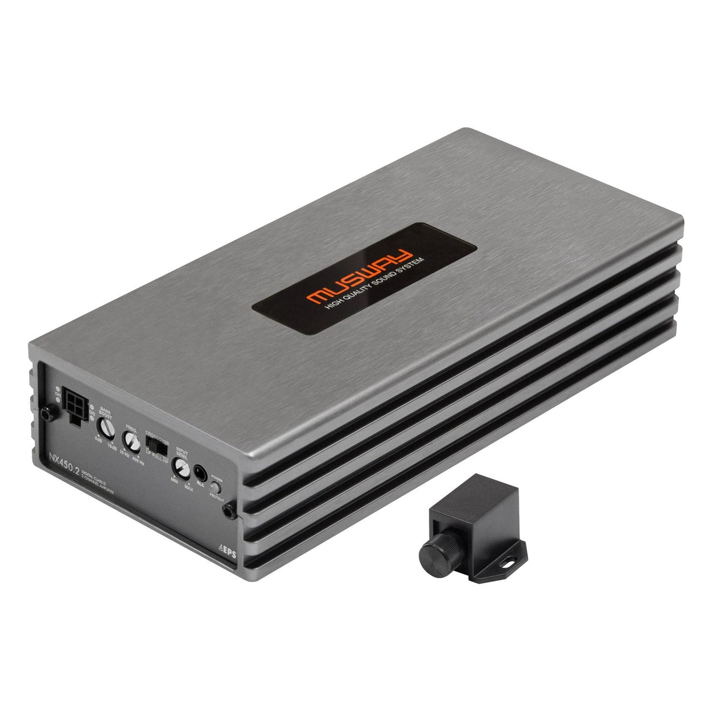 Un amplificatore a 2 canali Musway NX450.2 color argento con dettagli neri, porte di ingresso/uscita, funzione Bass Boost e un piccolo telecomando nero accanto ad esso su uno sfondo bianco.