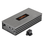 Un amplificatore a 2 canali Musway NX450.2 color argento con dettagli neri, porte di ingresso/uscita, funzione Bass Boost e un piccolo telecomando nero accanto ad esso su uno sfondo bianco.
