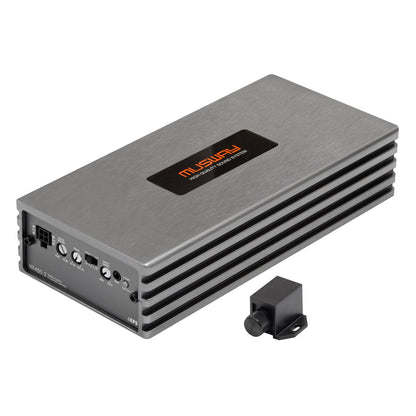 Un amplificatore a 2 canali Musway NX450.2 color argento con dettagli neri, porte di ingresso/uscita, funzione Bass Boost e un piccolo telecomando nero accanto ad esso su uno sfondo bianco.