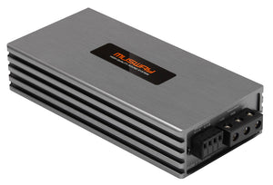 Der Musway NX450.2 ist ein rechteckiger, silberfarbener 2-Kanal-Verstärker mit schwarzen Kühlrippen, Ein- und Ausgängen sowie einer RMS-Leistung von 900 W für eine kraftvolle Bassverstärkung.