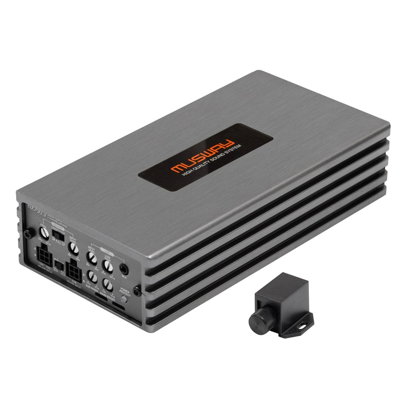 Amplificatore Musway NX700.3 a 3 canali, di forma rettangolare e color argento, con connettori, manopole e telecomando nero – con la scritta “Interference Free Technology” su sfondo bianco.