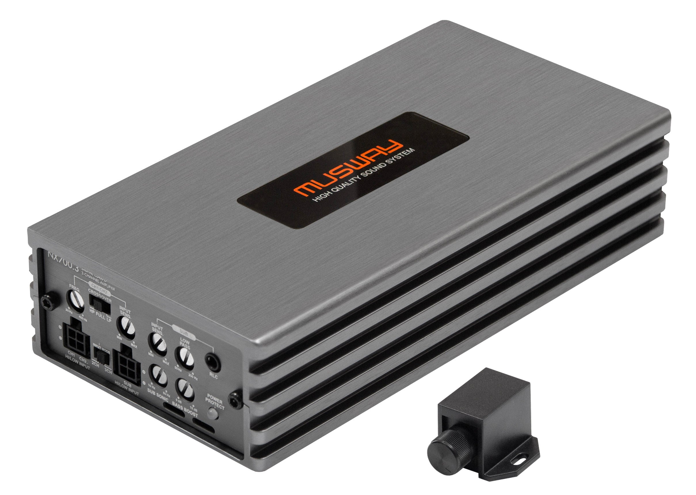 Amplificateur Musway NX700.3 à 3 canaux, de forme rectangulaire et de couleur argentée, avec connecteurs, boutons rotatifs et télécommande noire – doté de la technologie « Interference Free Technology » sur fond blanc.