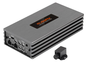 Amplificateur Musway NX700.3 à 3 canaux, de forme rectangulaire et de couleur argentée, avec connecteurs, boutons rotatifs et télécommande noire – doté de la technologie « Interference Free Technology » sur fond blanc.