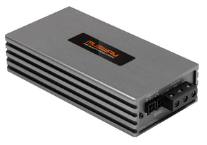 El Musway NX700.3 es un amplificador de 3 canales de color plateado con detalles en negro, numerosas conexiones y la tecnología «Interference Free Technology» para ofrecer una alta calidad de sonido.