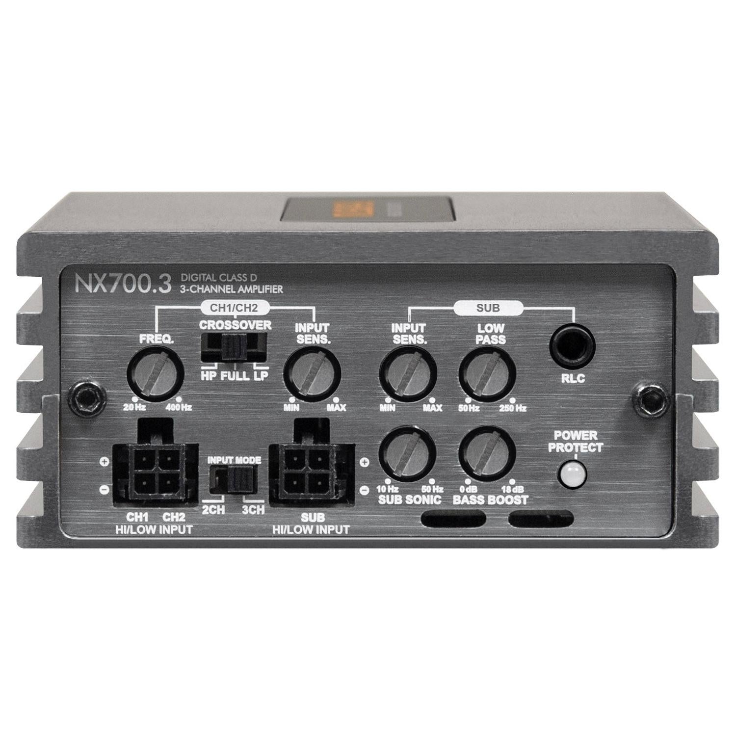 Il retro del Musway NX700.3, un amplificatore a 3 canali dotato di manopole di controllo e connettori, sfrutta la “Interference Free Technology” per garantire un suono chiaro e potente.