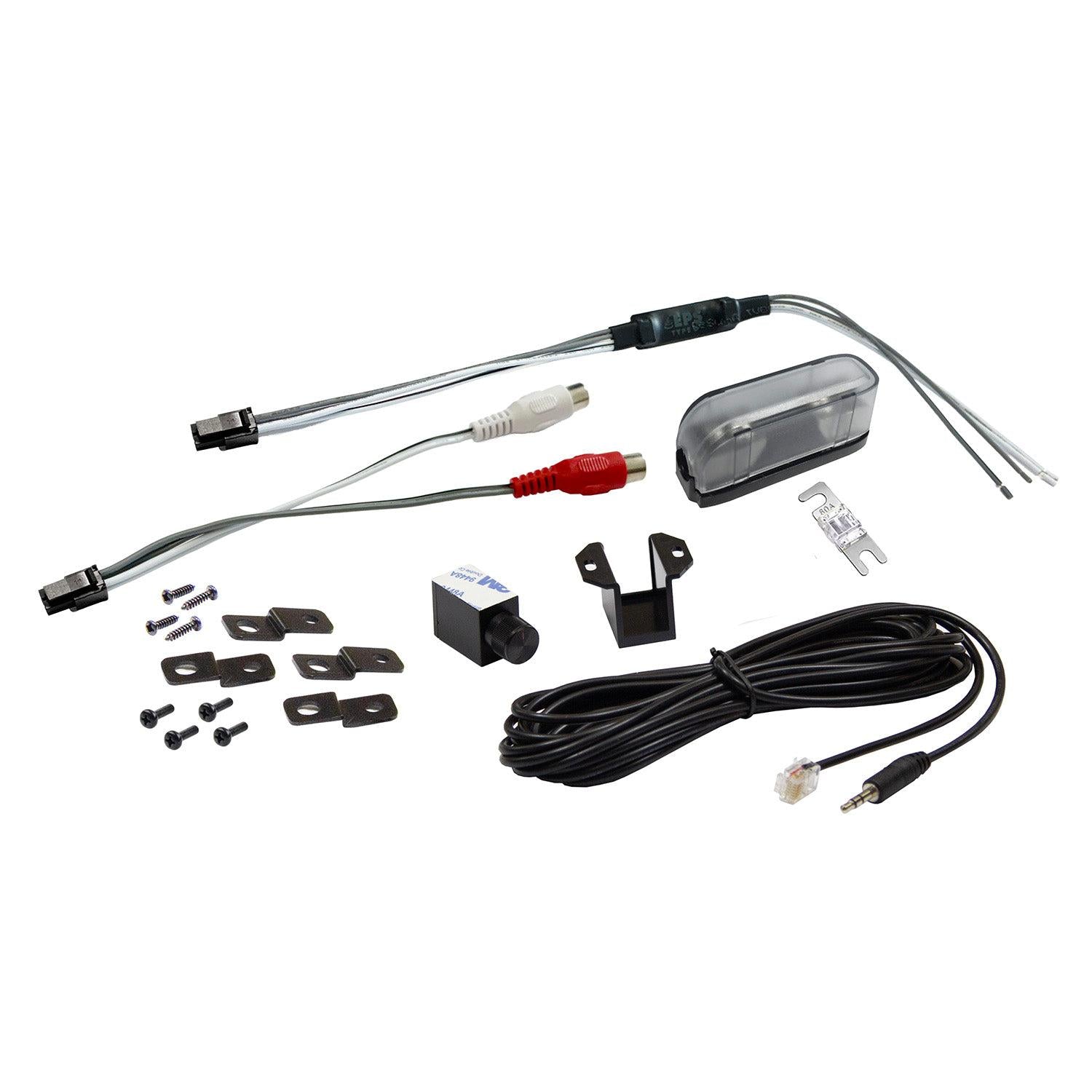 Componenti del kit per telecamera di retromarcia su sfondo bianco, raffigurati accanto allamplificatore Musway NX800.1 800 W RMS: include cavi, connettori, supporti di montaggio, telecamera e fusibile.