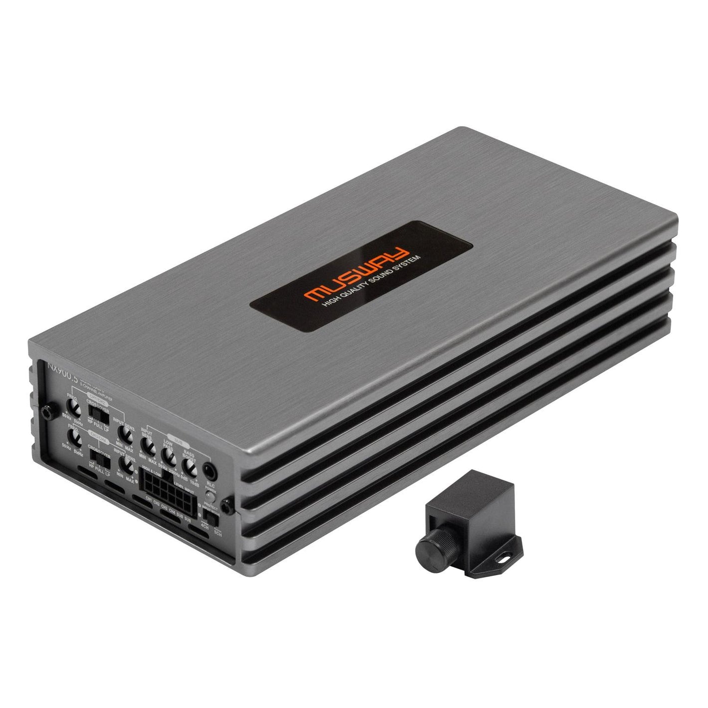 Un amplificatore per auto Musway NX900.5 a 5 canali color argento con dettagli neri, dotato di diverse porte e affiancato da un piccolo accessorio nero.