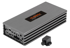 Ein silberner Musway NX900.5 5-Kanal-Car-Audio-Verstärker mit schwarzen Akzenten, mehreren Anschlüssen und einem kleinen schwarzen Zubehörteil daneben.