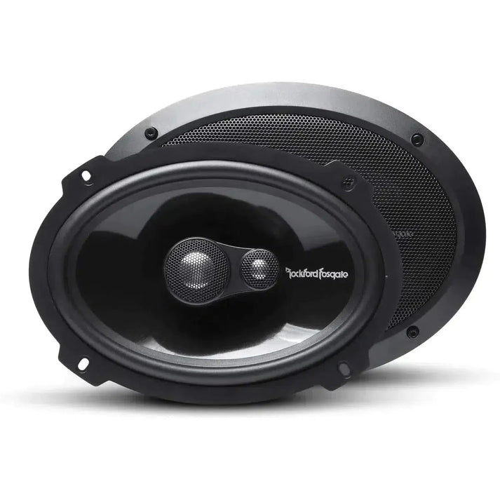 Twee zwarte Rockford Fosgate Power T1693 6x9 autospeakers, één met het logo en de andere erachter met een zichtbaar metalen rooster.