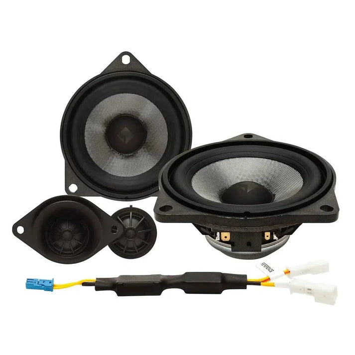 Het Rockford Fosgate Power T3-BMW3 2-weg componentsysteem met twee ronde luidsprekers, tweeters en kabelboom is afgebeeld op een witte achtergrond.
