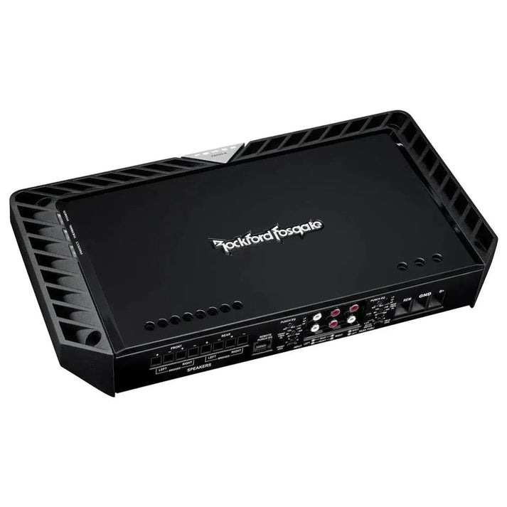 Un amplificador Rockford Fosgate Power T600-4 negro con circuitos MOSFET y múltiples puertos se muestra en ángulo sobre un fondo blanco.