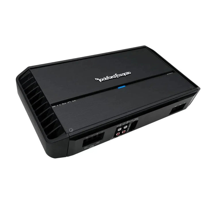Un amplificador de 2 canales Rockford Fosgate Punch P1000X2 negro con puertos de entrada y salida visibles, mostrado en ángulo sobre un fondo blanco.