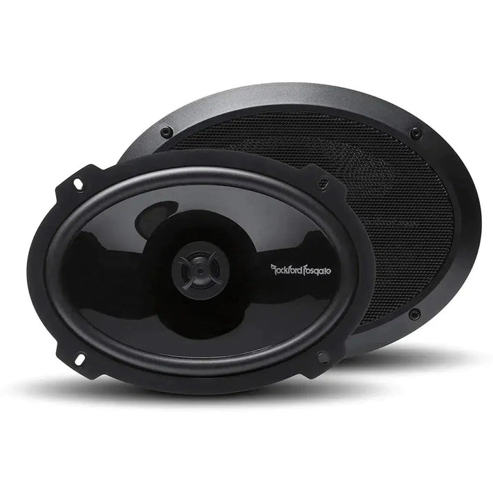 Twee zwarte 6x9 autoluidsprekers, de ene met conus en tweeter, de andere met rooster, beide met het label Rockford Fosgate Punch P1692.