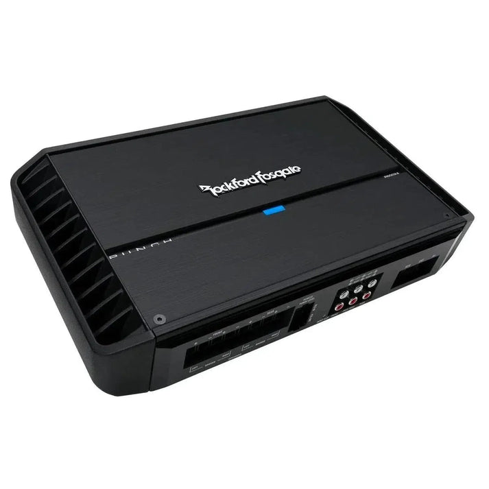 Amplificador para coche Rockford Fosgate Punch P600X4 negro con un elegante diseño rectangular y laterales ventilados, mostrado en ángulo.