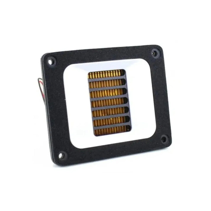 El SB Acoustics Satori AT60NC-4 / Kapton es un tweeter AMT rectangular con marco negro, centro blanco, aletas metálicas doradas y cuatro orificios para tornillos en las esquinas.