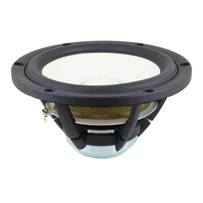 Un primer plano del SB Acoustics Satori MR16PNW / Paper midwoofer muestra su cono de papel, marco negro, y la bobina visible de color dorado y la estructura de soporte.