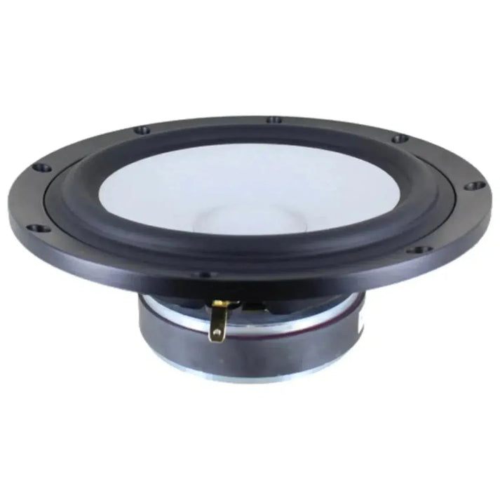 Primer plano de un woofer SB23CACS45 / Ceramic de 8 de SB Acoustics con cono cerámico blanco y negro, marco metálico y orificios de montaje, visto desde un ligero ángulo.