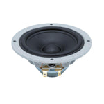 Close-up van de Scanspeak Automotive Silver 10M/4614G06 4-inch midrange met neodymium-magneetsysteem; de bedrading en aansluitingen zijn onderaan zichtbaar.