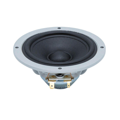 Close-up van de Scanspeak Automotive Silver 10M/4614G06 4-inch midrange met neodymium-magneetsysteem; de bedrading en aansluitingen zijn onderaan zichtbaar.