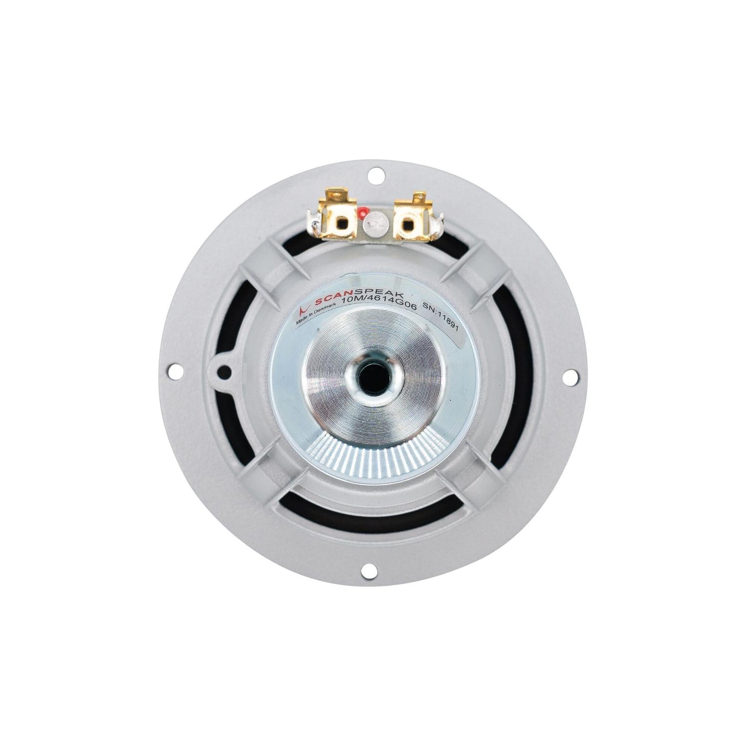 Een close-up van de Scanspeak Automotive Silver 10M/4614G06 4-inch midrange laat het metalen frame, het neodymium-magneetsysteem, de aansluitklemmen en de bevestigingsgaten zien.