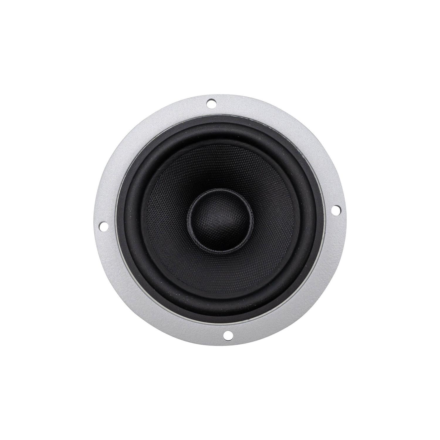 Close-up van een Scanspeak Automotive Silver 10M/4614G06 4-midrange met zilveren rand, vier bevestigingsgaten en een neodymiummagneet, van bovenaf gezien op een witte achtergrond.