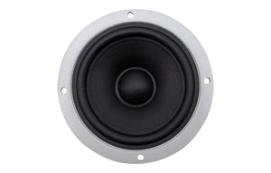 Gros plan sur un haut-parleur de médiums Scanspeak Automotive Silver 10M/4614G06 de 4 pouces, doté dune bordure argentée, de quatre trous de fixation et dun aimant en néodyme, vu de dessus sur fond blanc.