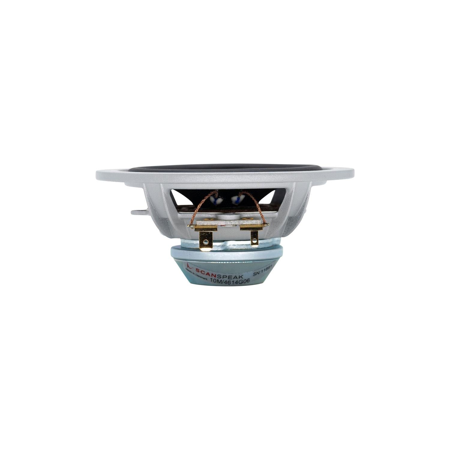 Een close-up van de zijkant van een Scanspeak Automotive Silver 10M/4614G06, met zichtbare aansluitingen, een metalen frame en een label met de tekst „Neodym Magnetsystem“ op de magneet.