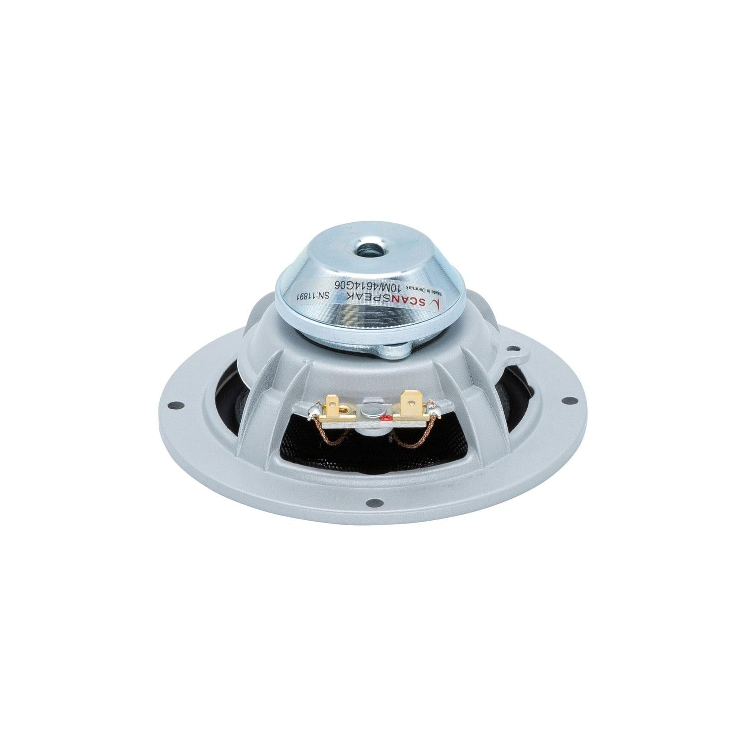 De Scanspeak Automotive Silver 10M/4614G06 is een ronde 4-inch midrange-luidspreker; op de achterkant zijn het neodymium-magneetsysteem, de aansluitklemmen en de bevestigingsgaten te zien.