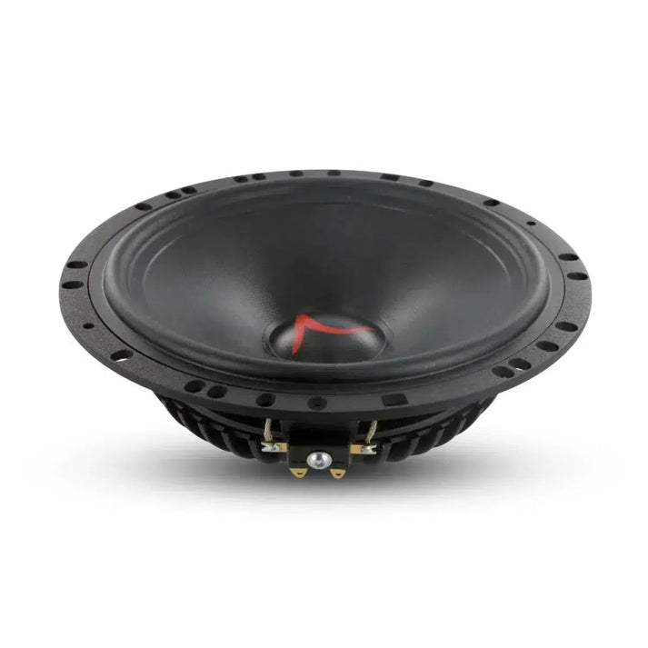 Un diffusore subwoofer Scanspeak Automotive Discovery 16W/4434G00 nero visto da unangolazione che mostra il cono, i fori di montaggio e i terminali di collegamento alla base.