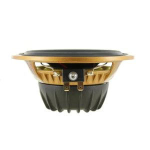 Vista laterale ravvicinata dellaltoparlante midrange Scanspeak Automotive Gold 11M/4631G05 da 4 con cornice dorata, cono nero, magneti al neodimio, terminali in metallo e involucro nero rigato.