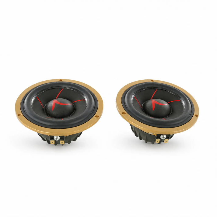 Dos conductores Scanspeak Automotive Gold 11M/4631G05 negro y oro 4 Zoll Mitteltöner con acentos rojos están lado a lado sobre un fondo blanco.