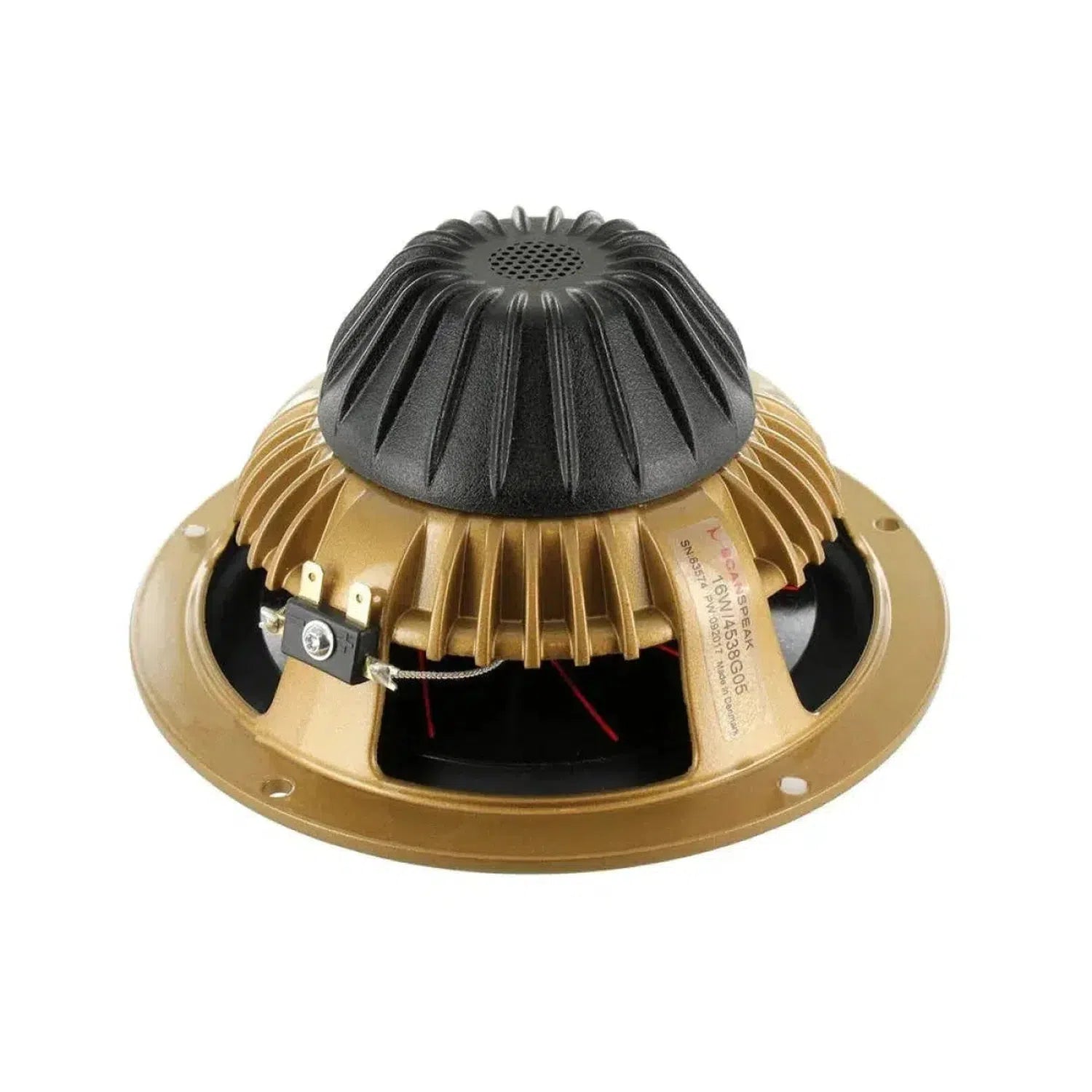 Un altoparlante Scanspeak Automotive Gold 16W/4538G05 con alette di raffreddamento è mostrato dal retro su sfondo bianco.