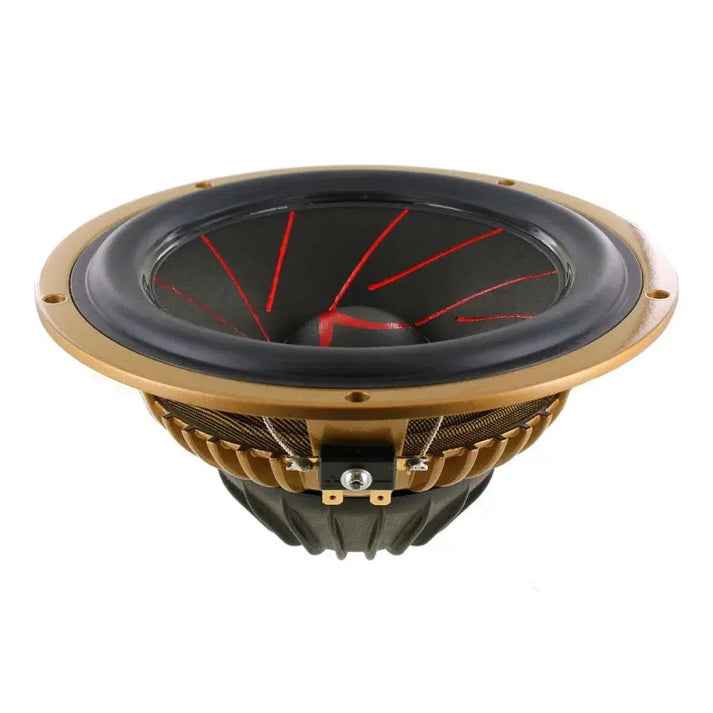 Primo piano di un subwoofer Scanspeak Automotive Gold 16W/4538G05 da 6,5 con cono nero e accenti rossi, ripreso su uno sfondo bianco.
