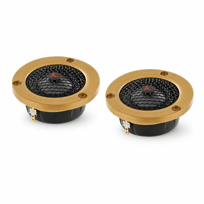 Deux enceintes rondes Scanspeak Automotive Gold D3004/604005 avec des cadres dorés et des grilles noires en nid dabeille, présentées côte à côte sur un fond blanc.