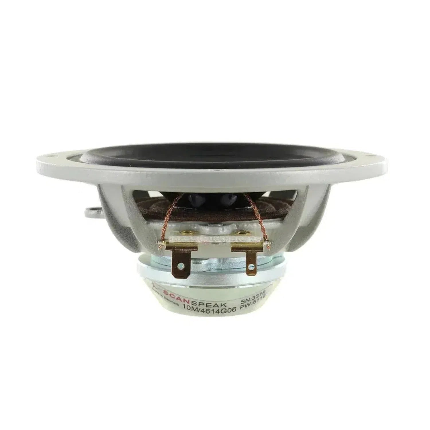Vista laterale di un altoparlante midrange da 4 pollici Scanspeak Automotive Silver 10M/4614G06 con struttura grigia, cono nero, magnete al neodimio, terminali e cablaggio visibili.
