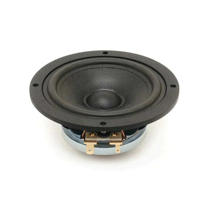 Un haut-parleur de milieu de gamme Scanspeak Discovery 10F/4424G00 avec un cône de 4 pouces en fibre de verre dans un cadre métallique noir, présenté sur un fond blanc.