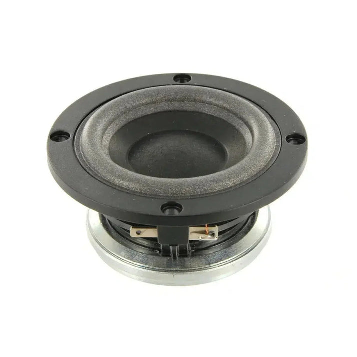 Gros plan du haut-parleur de milieu de gamme Scanspeak Discovery 5F/8422T01 avec les trous de montage, sur fond blanc.