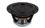 Un primo piano di un driver midrange Scanspeak Illuminator 12MU/4731T00 da 4 pollici con telaio metallico e connettori, in primo piano su sfondo bianco.