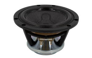 Een close-up van een Scanspeak Illuminator 12MU/4731T00 4-inch midrange-driver met metalen frame en aansluitingen, afgebeeld tegen een witte achtergrond.