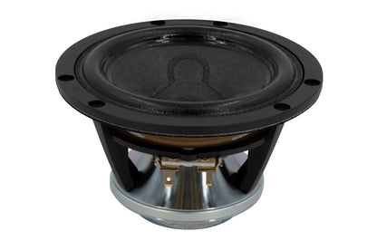 Un primo piano di un driver midrange Scanspeak Illuminator 12MU/4731T00 da 4 pollici con telaio metallico e connettori, in primo piano su sfondo bianco.