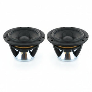Dos altavoces Scanspeak Illuminator 15WU/4741T00 negros y plateados están uno al lado del otro sobre un fondo blanco.