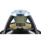 Vista lateral en primer plano de un altavoz de medios Scanspeak Illuminator 18WU/4747T00 con marco metálico, motor de neodimio y terminales eléctricos sobre fondo blanco.