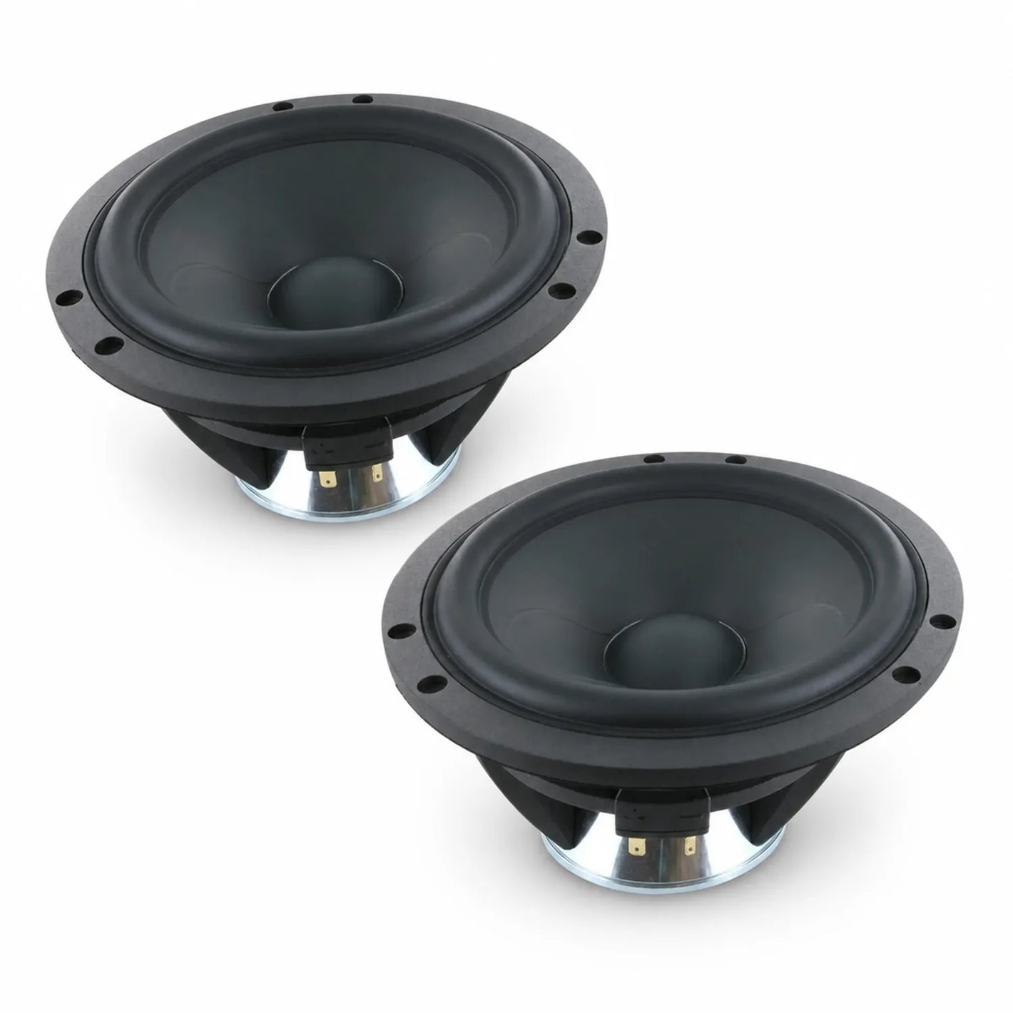 Dos altavoces negros Scanspeak Illuminator 18WU/4747T00 con conos redondos y bases metálicas se colocan uno al lado del otro sobre un fondo blanco.