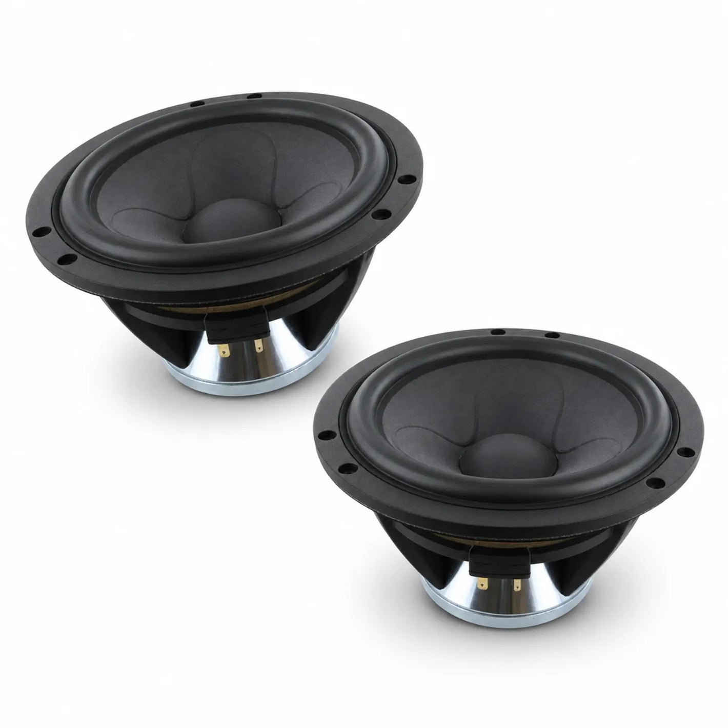 Dos altavoces Scanspeak Illuminator 18WU/8741T00 negros y plateados con Tiefmitteltöner descansan sobre una superficie blanca, inclinada para mostrar sus conos redondos y sus bordes de montaje.