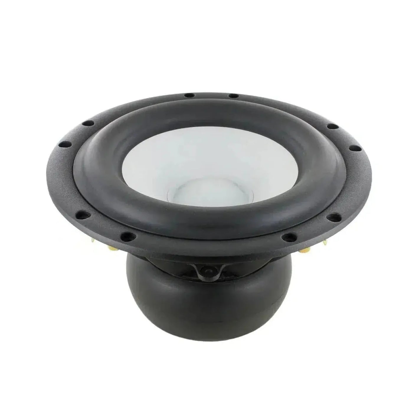 Un primo piano del subwoofer Scanspeak Revelator 23W/4557T00 ne mostra il pilotaggio simmetrico, il diaframma in alluminio nero-argento e i fori di montaggio.