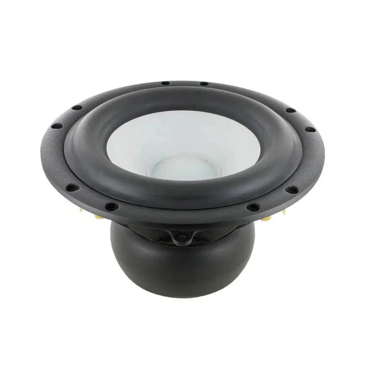 Un primo piano del subwoofer Scanspeak Revelator 23W/4557T00 ne mostra il pilotaggio simmetrico, il diaframma in alluminio nero-argento e i fori di montaggio.