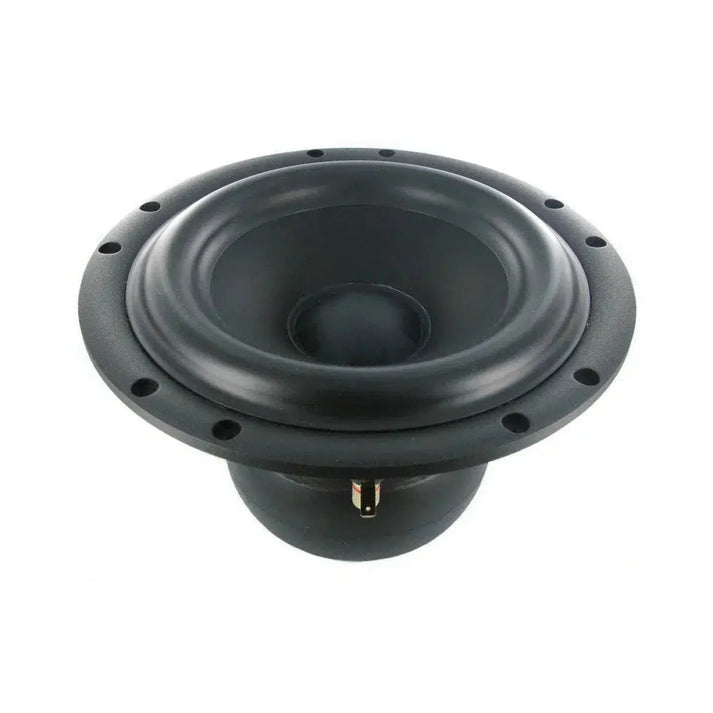 Lo Scanspeak Revelator 23W/4557T02 è un subwoofer nero con cono rotondo in alluminio e fori di montaggio sui bordi, su sfondo bianco.