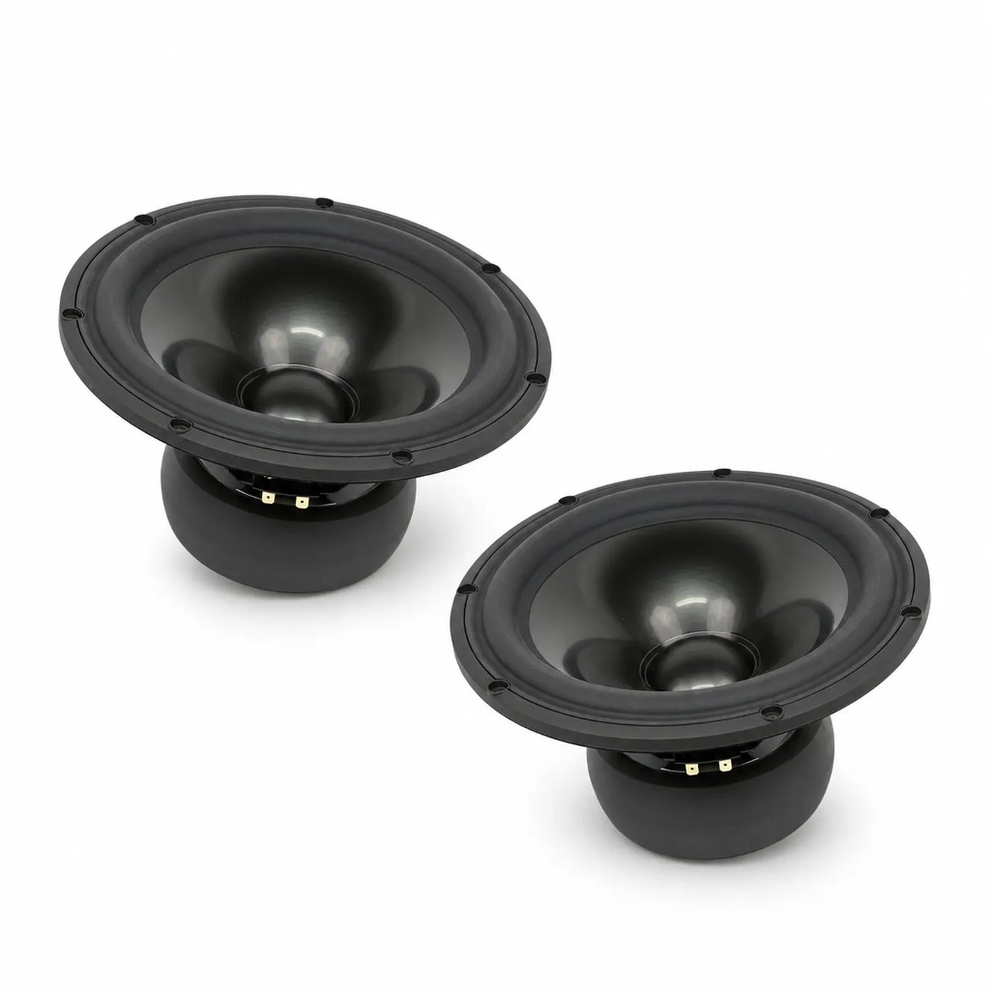 Deux subwoofers Scanspeak Revelator 26W/4867T00 avec des cônes ronds et des cadres de montage, inclinés sur le blanc - parfaits pour tout système audio haut de gamme.